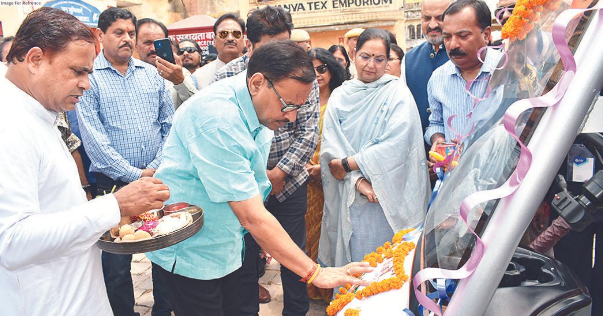 Joshi launches e-Vehicles from elephant stand of Amber Fort